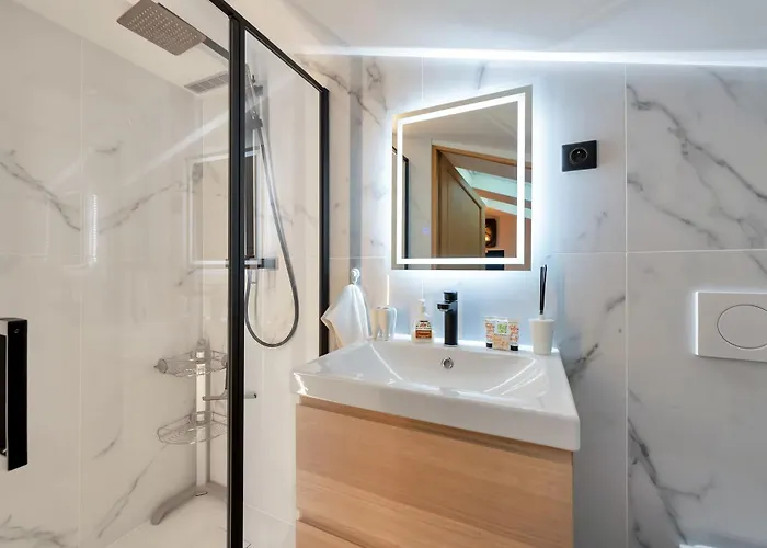 Le Napoleon Chic Et Moderne, L'endroit Parfait Au Coeur De La Banane